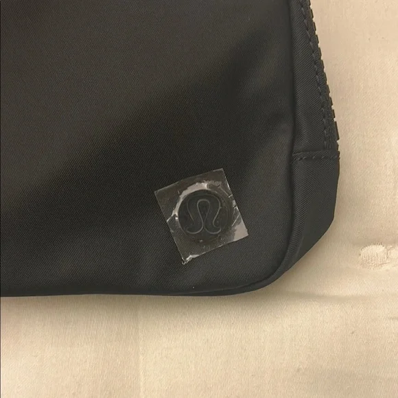 Lululemon Black Everywhere Belt Bag - Picture 4 of 5